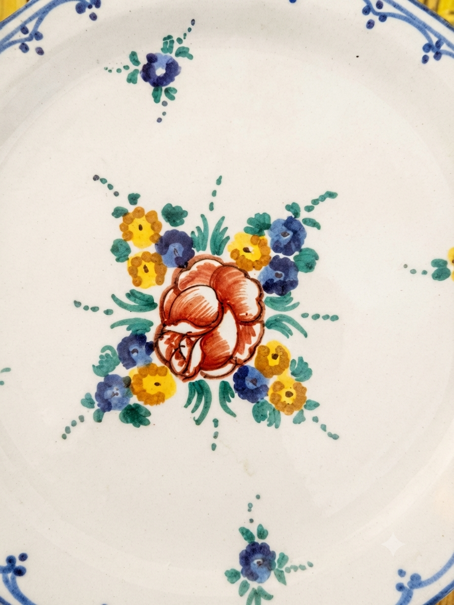 Grand plat de service ancien en faïence italienne motif floral et frise jaune (Ø 30 cm) - Réf. 208