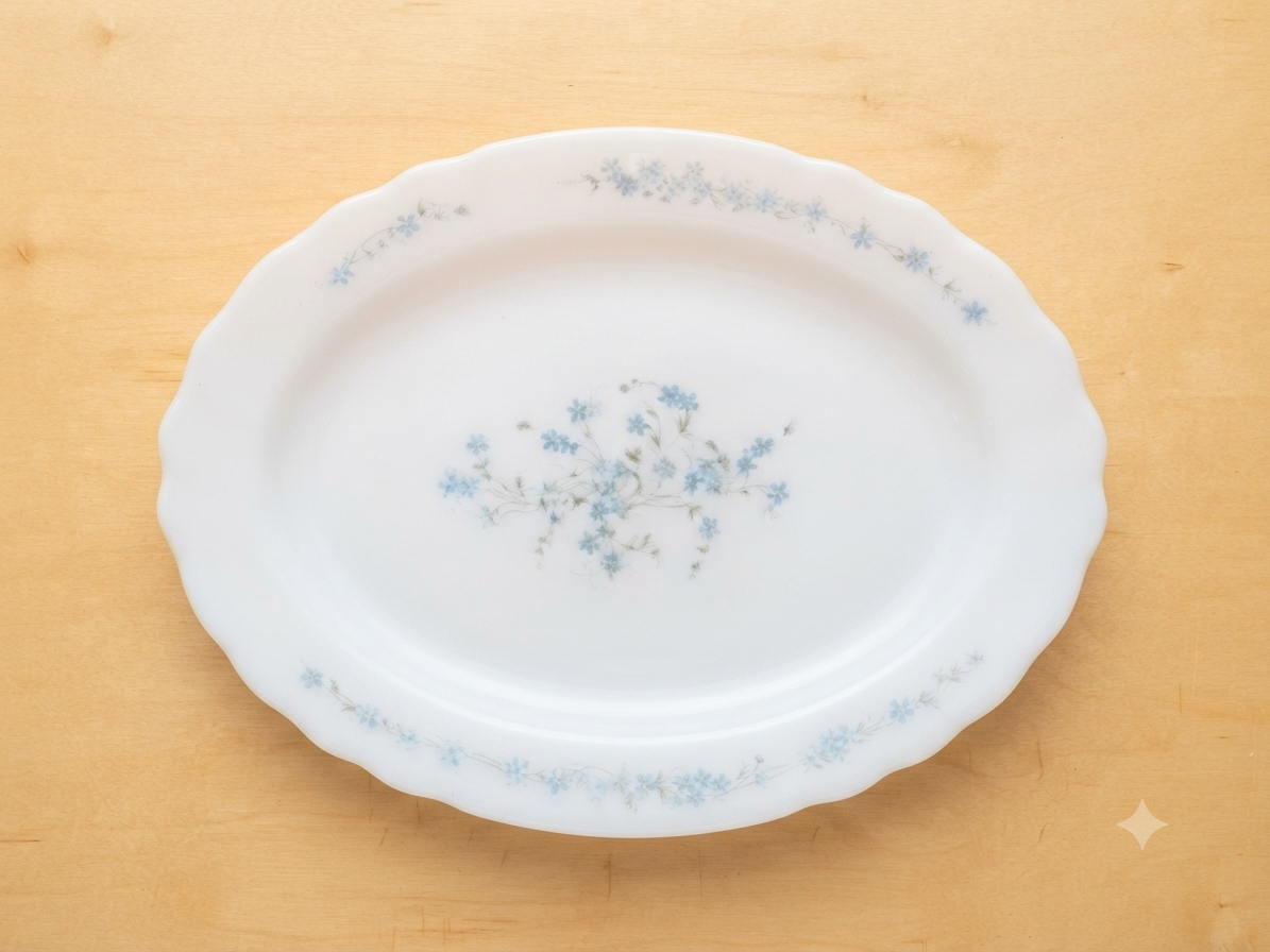 Grand plat ovale vintage Arcopal — Décor floral bleu poudré (34 cm)