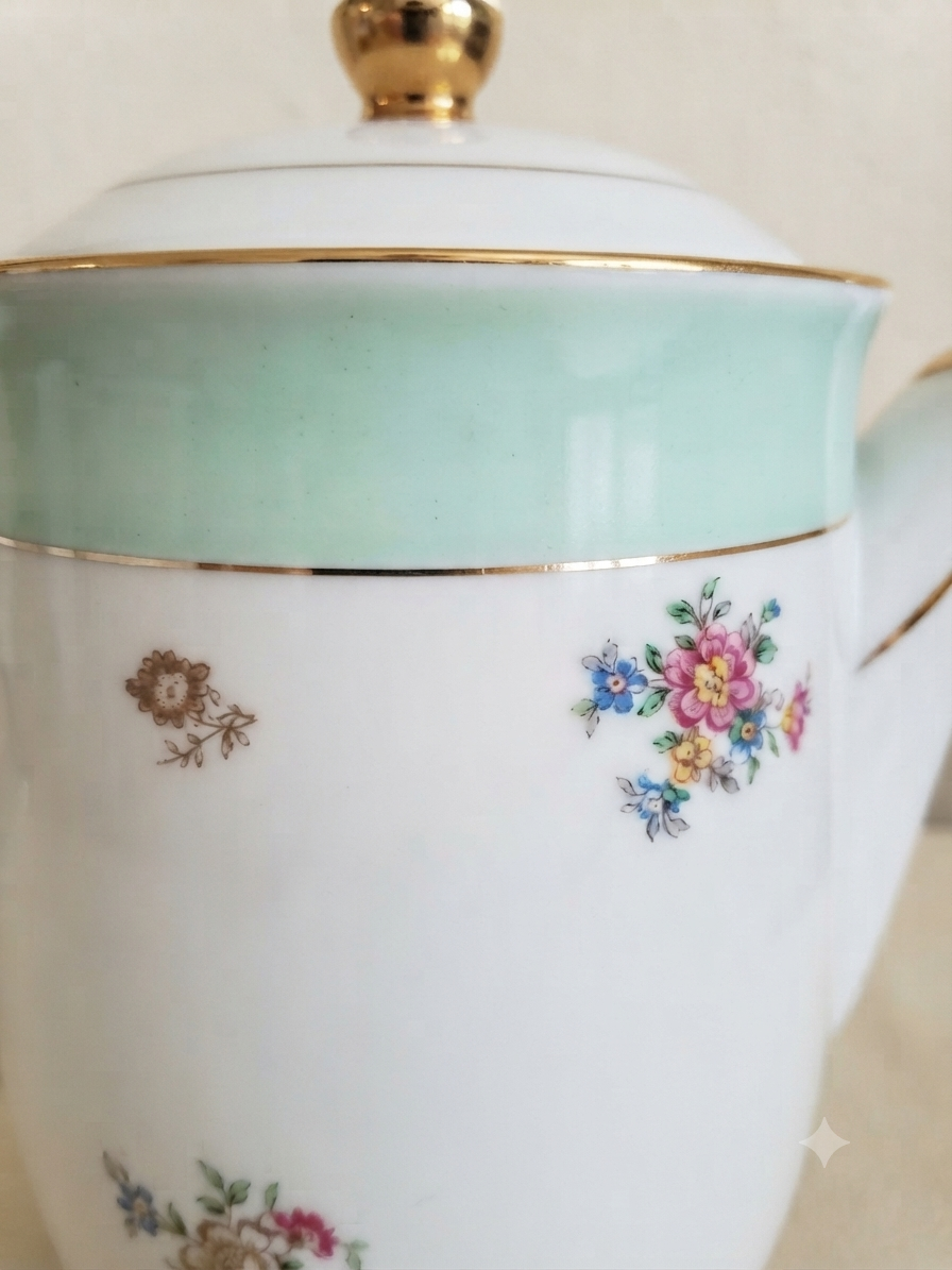 Charmante théière vintage en porcelaine opaque au décor floral et vert menthe