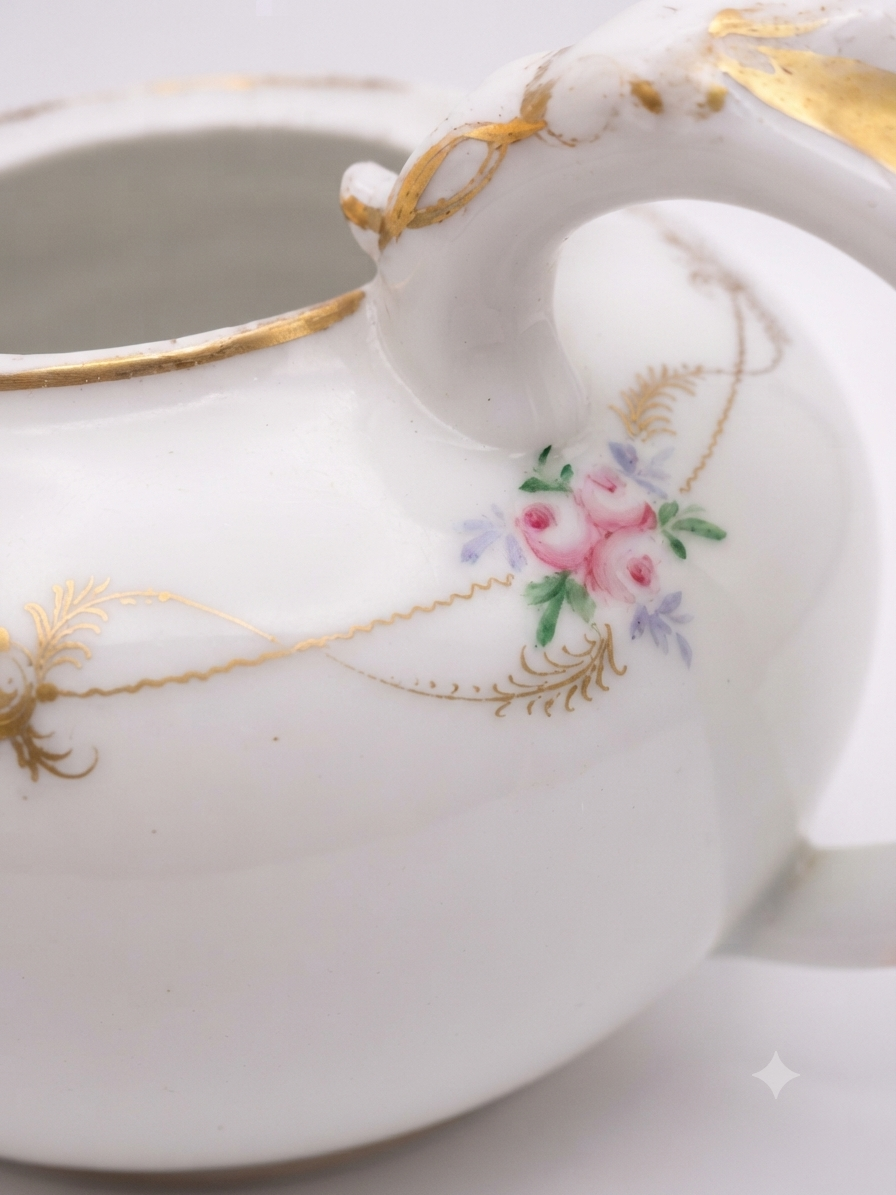 Service à thé vintage "Royal Crown Porcelain" – Rosées & Filets d'or (Théière & 2 tasses)