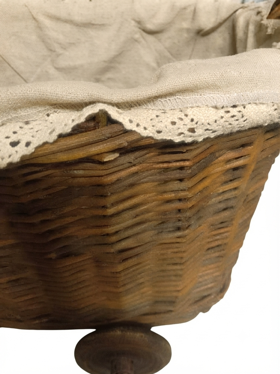 Ancien chariot panier en osier sur roues - Style campagne chic