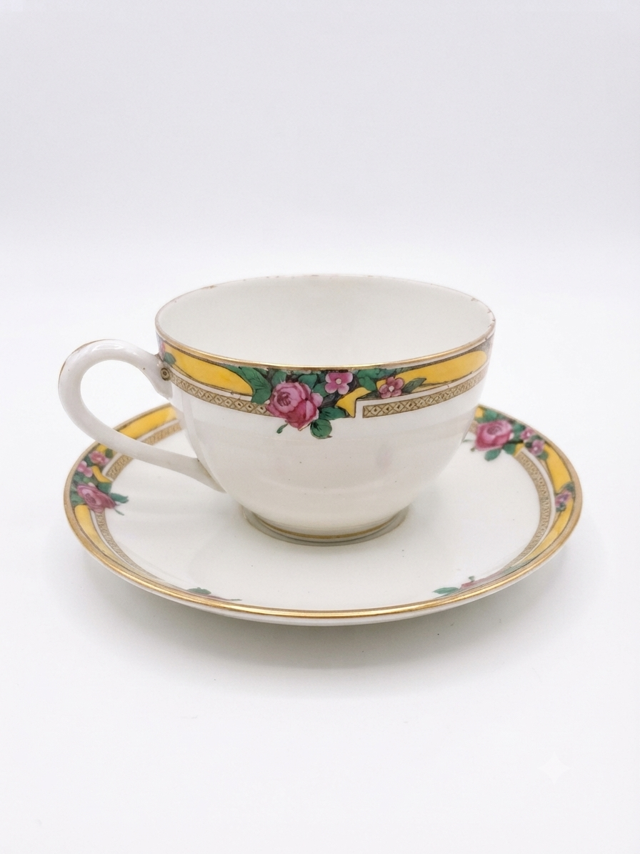 Service à thé ancien en porcelaine de Limoges – Liseré jaune et bouquets de roses