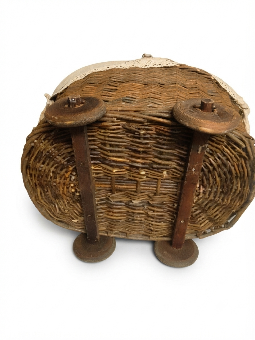 Ancien chariot panier en osier sur roues - Style campagne chic
