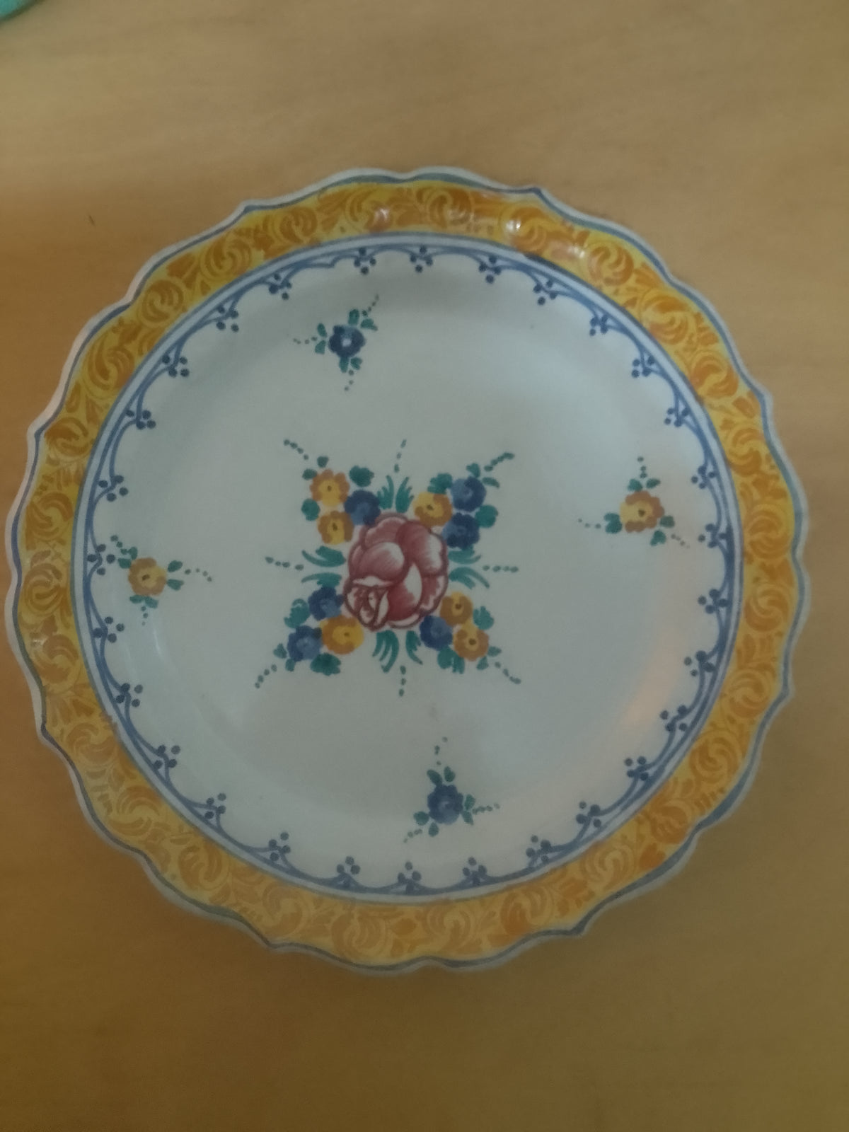 Grand plat de service ancien en faïence italienne motif floral et frise jaune (Ø 30 cm) - Réf. 208