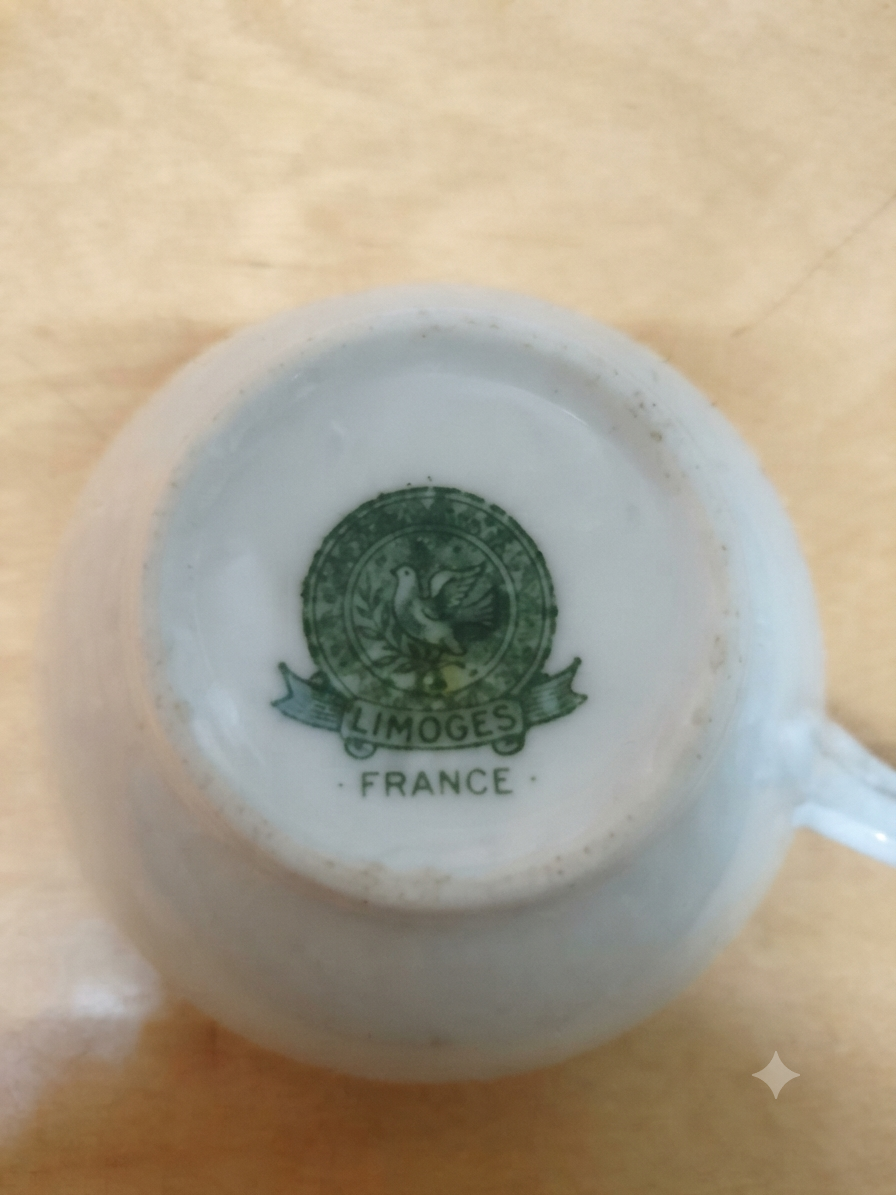 Service à thé ancien en porcelaine de Limoges – Liseré jaune et bouquets de roses