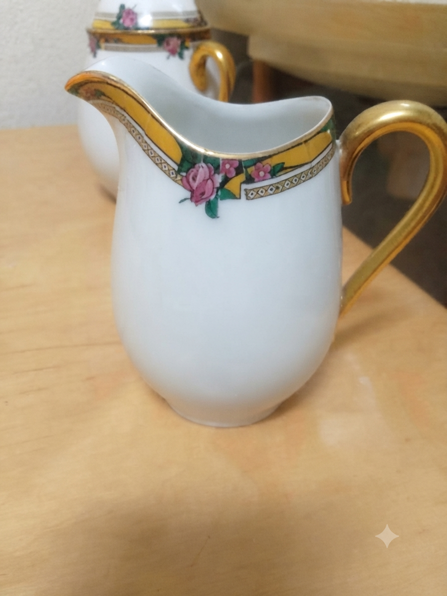 Service à thé ancien en porcelaine de Limoges – Liseré jaune et bouquets de roses