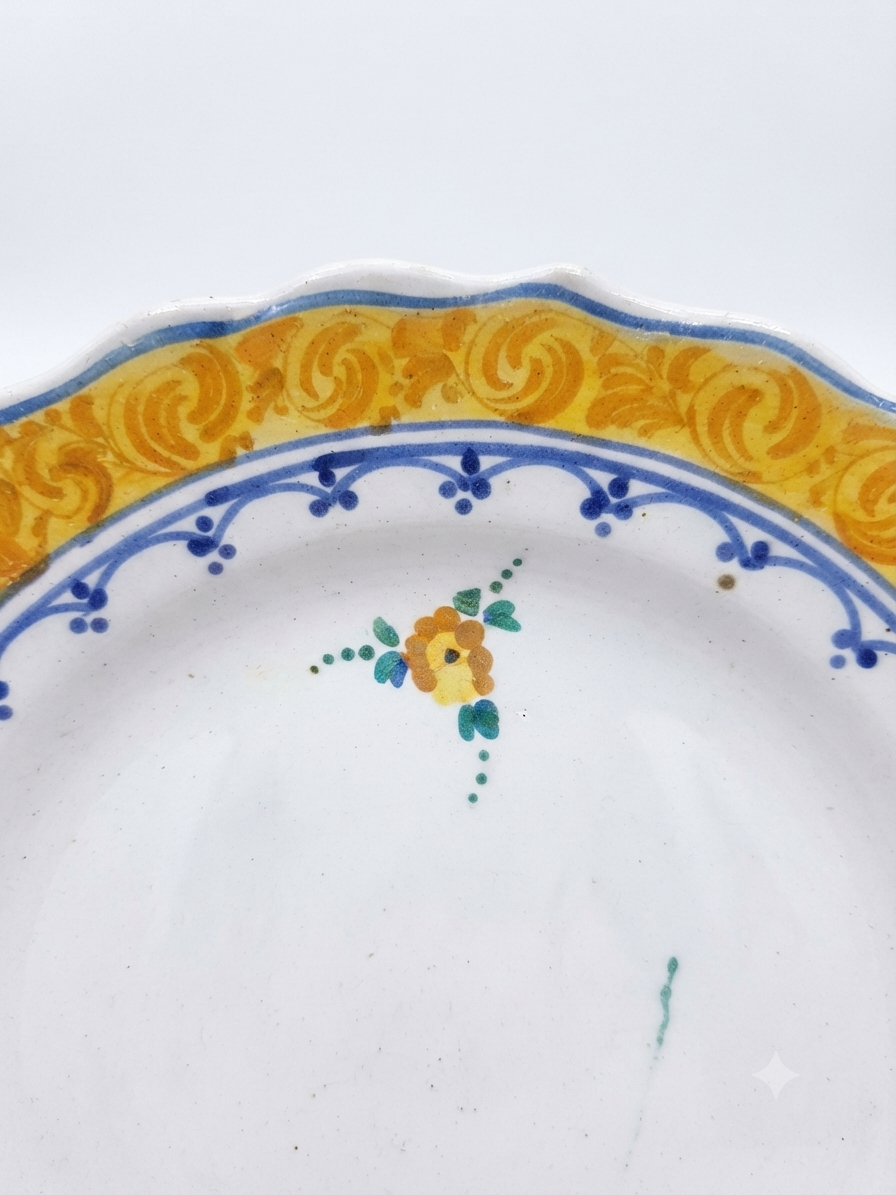 Grand plat de service ancien en faïence italienne motif floral et frise jaune (Ø 30 cm) - Réf. 208