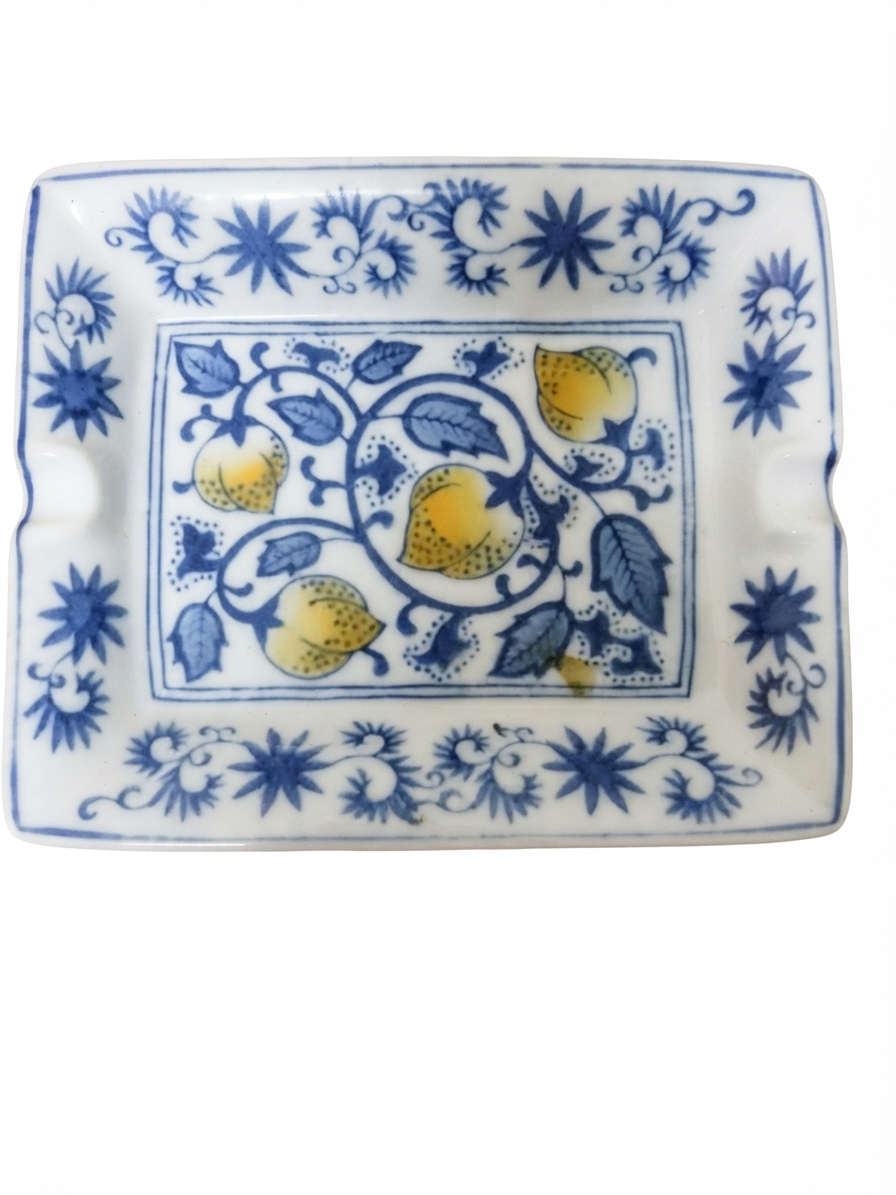 Esprit campagne chic : Pièce en faïence décor citron et frise bleue