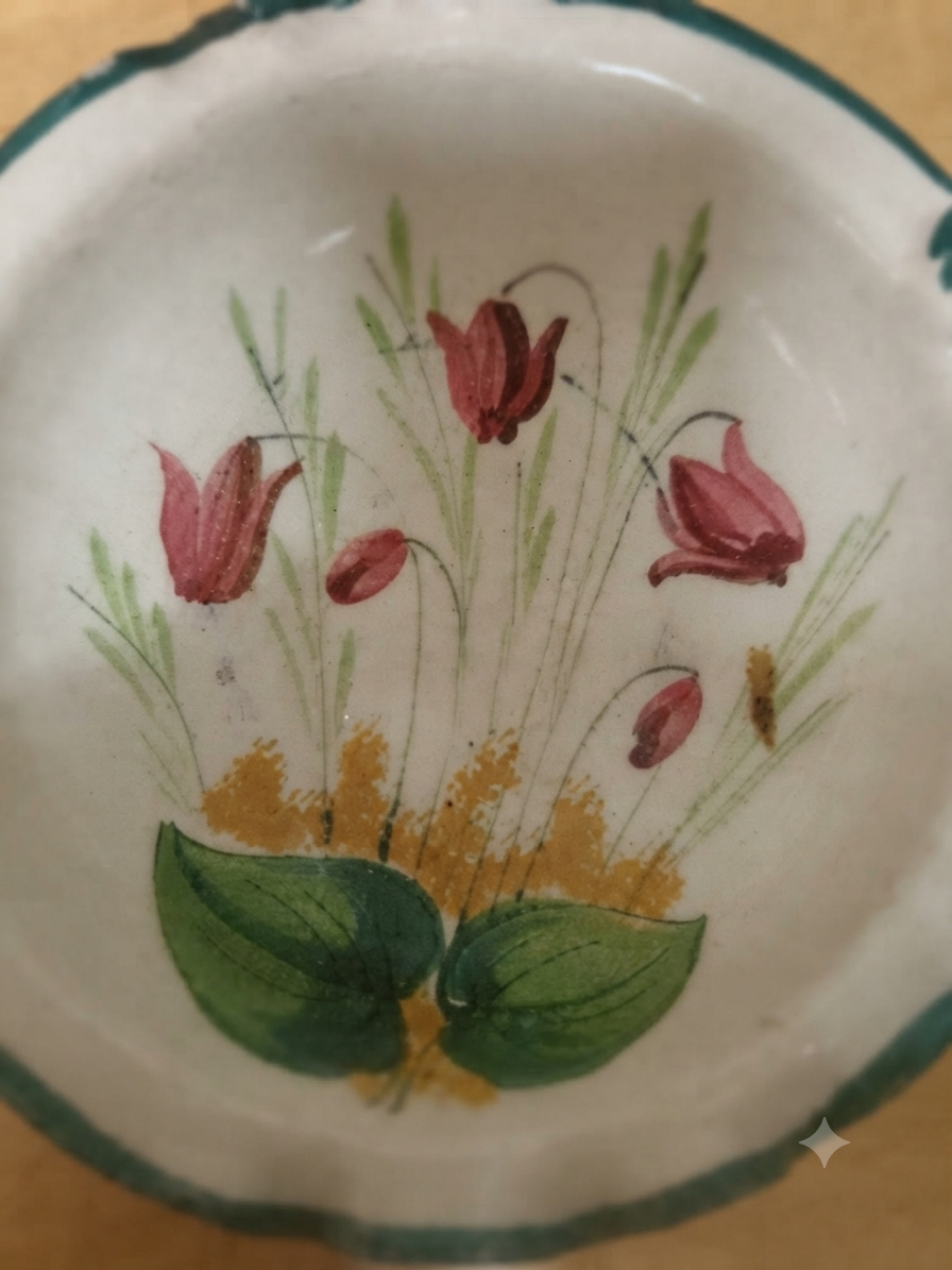 Style authentique : Ravier / Plat ancien en faïence liseré vert & bouquets de tulipes